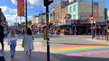 Londra 'daki Camden High Caddesi' ndeki renkli dükkanlar ve tımarhaneler - LONDON, UNITED KINGDOM - 9 Haziran 2022