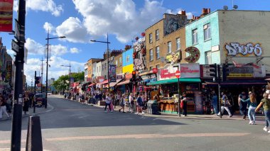 Londra 'daki Camden High Caddesi' ndeki renkli dükkanlar ve tımarhaneler - LONDON, UNITED KINGDOM - 9 Haziran 2022