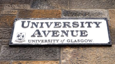 Glasgow caddesindeki Üniversite Bulvarı tabelası - seyahat fotoğrafçılığı