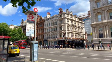 Westminster İstasyonu Otobüs Durağı - London, BİRLİK KINGDOM - 9 Haziran 2022