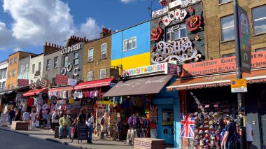 Londra 'daki Camden High Caddesi' ndeki renkli dükkanlar ve tımarhaneler - LONDON, UNITED KINGDOM - 9 Haziran 2022
