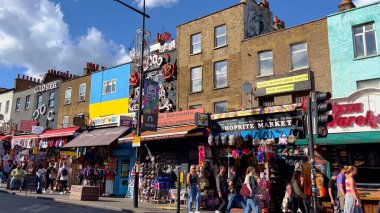 Londra 'daki Camden High Caddesi' ndeki renkli dükkanlar ve tımarhaneler - LONDON, UNITED KINGDOM - 9 Haziran 2022
