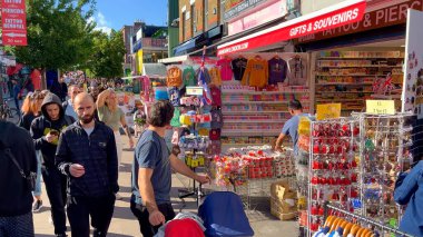 Camden High Street 'teki dükkanlar Londra' da alışveriş için popüler bir yerdir - Londra, UNITED KINGDOM - 9 Haziran 2022