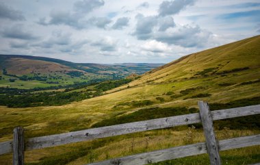 Peak District Ulusal Parkı 'ndaki güzel manzara ve tepeler - seyahat fotoğrafçılığı