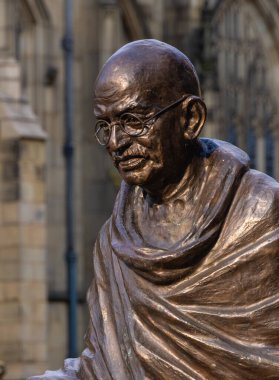 Manchester şehrindeki Mahatma Gandhi heykeli - seyahat fotoğrafçılığı