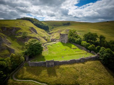 Peak District Ulusal Parkı 'ndaki Peveril Şatosu - seyahat fotoğrafçılığı