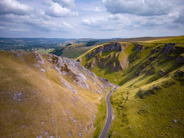 Peak District Ulusal Parkı 'ndaki Winnats Geçidi - hava manzaralı - seyahat fotoğrafçılığı