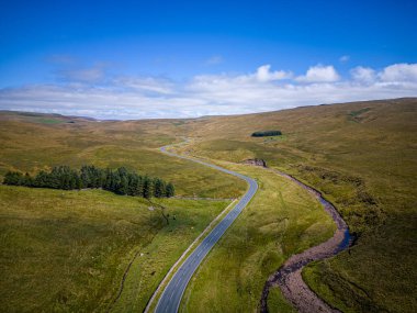 Yorkshire Dales Ulusal Parkı 'ndan geçen yol - hava manzaralı - seyahat fotoğrafçılığı