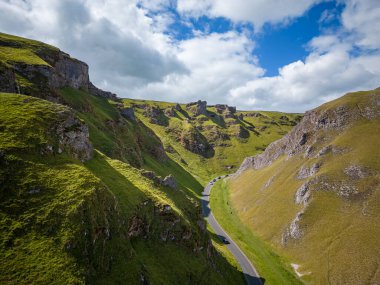 Winnats Pass in the Peak District - hava manzaralı - seyahat fotoğrafçılığı