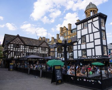 Manchester 'da bira bahçesi olan Old Wellington Pub - Manchester, Birleşik KINGDOM - 15 Ağustos 2022