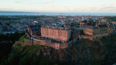 Akşamları Edinburgh Şatosu - hava manzarası - EDINBURGH, BİRLİK KINGDOM - 3 Ekim 2022