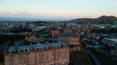 Castle Hill 'deki ünlü Edinburgh Şatosu - hava manzaralı - EDINBURGH, BİRLİK KINGDOM - 3 Ekim 2022