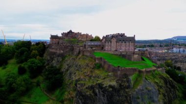 Castle Hill 'deki Edinburgh Kalesi üzerindeki hava manzarası - EDINBURGH, BİRLİK KINGDOM - 3 Ekim 2022