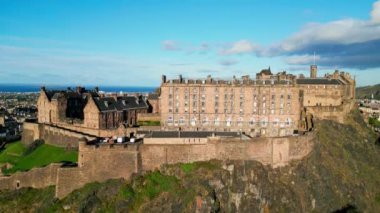 Castle Hill 'deki ünlü Edinburgh Şatosu - hava manzaralı - EDINBURGH, BİRLİK KINGDOM - 3 Ekim 2022
