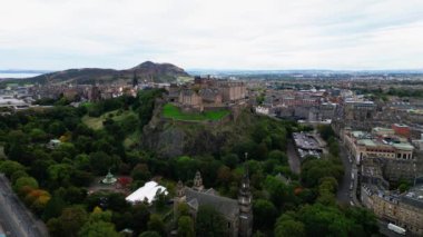 Castle Hill 'deki Edinburgh Şatosu - hava manzaralı - EDINBURGH, BİRLİK KINGDOM - 3 Ekim 2022