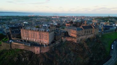 Akşamları Edinburgh Şatosu - hava manzarası - EDINBURGH, BİRLİK KINGDOM - 3 Ekim 2022