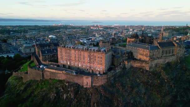 爱丁堡城堡的夜景 英国德林布尔格 2022年10月3日 — 图库视频影像