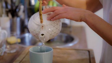 Mutfakta bir fincan sıcak çay hazırlıyorum.