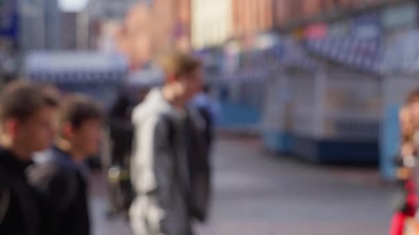 Размытая Сцена Людей Идущих Улицам City Iblin Ireland Апреля 2022 — стоковое видео