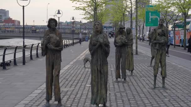 都柏林码头区国家饥荒纪念馆 都柏林市 爱尔兰 2022年4月20日 — 图库视频影像