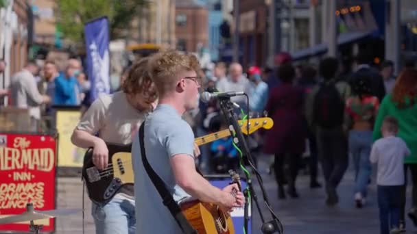 街头音乐家在贝尔法斯特皇家山庄街头表演 英国贝尔法斯特 2022年4月25日 — 图库视频影像