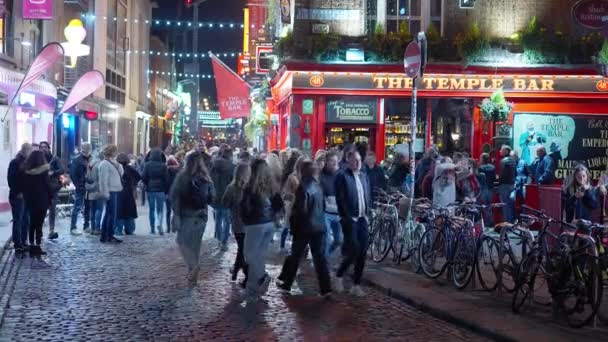 ダブリンのテンプルバー地区は混雑した場所です アイルランドのダブリン市 エイプリル20 2022 — ストック動画