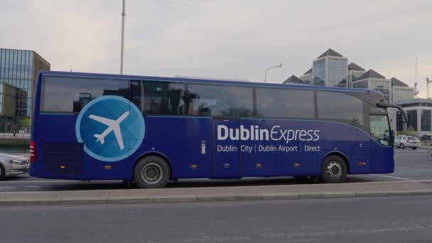 ダブリンエクスプレス空港バス アイルランドのダブリン市 エイプリル20 2022 — ストック動画