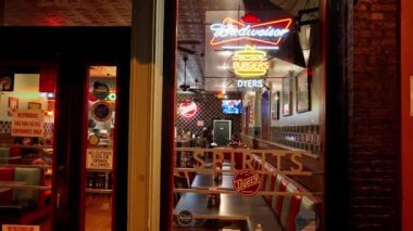 Memphis 'teki Beale Caddesi' ndeki Burger Restoranı - Blues ve Rock Müzik 'in evi - MEMPhis, TENNESSEE - Kasım 07, 2022