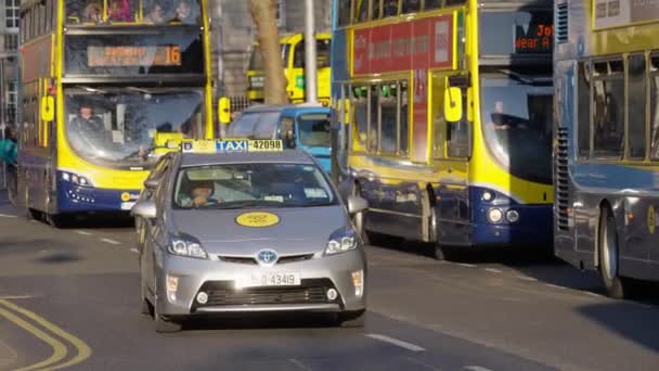 ダブリン市内のタクシータクシー アイルランドのダブリン市 エイプリル20 2022年 — ストック動画