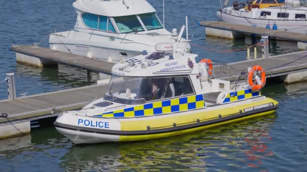 Polisbåt Vid Belfasts Hamn Marina Belfast Förenade Kungariket April 2022 — Stockvideo