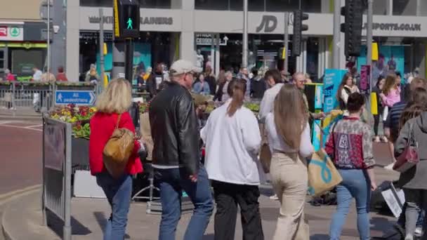 Переполненная Пешеходная Зона Замедленная Съемка Белфаст Центр Апреля 2022 Года — стоковое видео