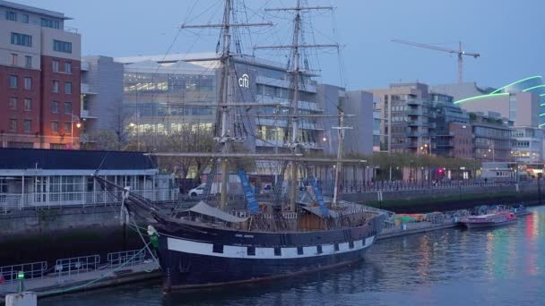 ダブリンのリフィー川の古い帆船 アイルランドのダブリン市 エイプリル20 2022 — ストック動画