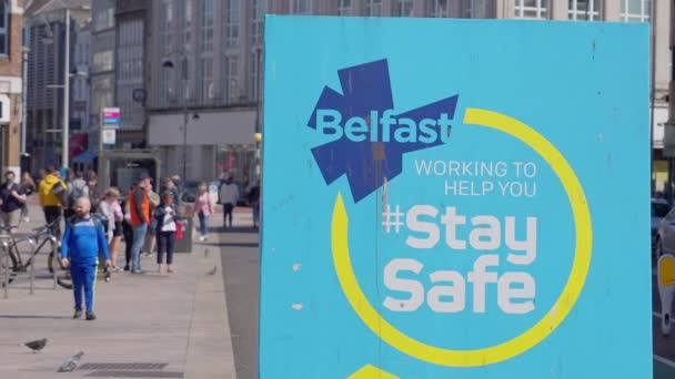 Μείνετε Ασφαλείς Σημάδι Στο Κέντρο Της Πόλης Του Μπέλφαστ Belfast — Αρχείο Βίντεο