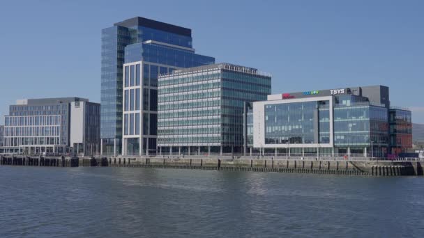 Moderna Kontorsbyggnader Vid Floden Lagan Belfast Belfast Förenade Kungariket April — Stockvideo