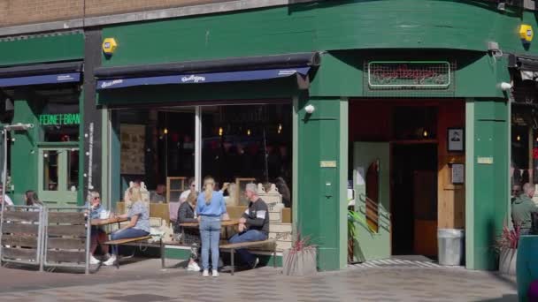 英国贝尔法斯特市中心的小咖啡馆 2022年4月25日 — 图库视频影像