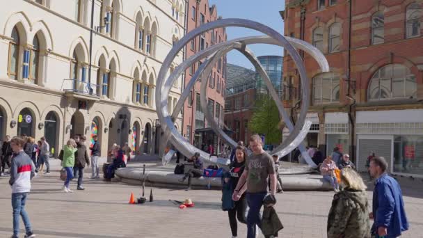 ベルファスト市内中心部の大きな彫刻 イギリス ベルファスト エイプリル社2022 2022年 — ストック動画
