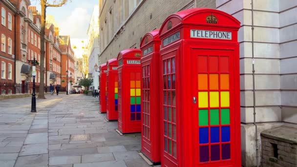 Londra Lgbtq Gökkuşağı Renklerine Sahip Kırmızı Telefon Kulübeleri London Rli — Stok video