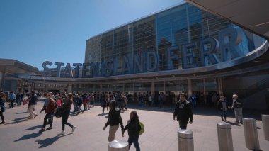 Manhattan 'daki Staten Island Feribot Terminali New York - New York Şehri, Birleşik Devletler - 2 Nisan 2017