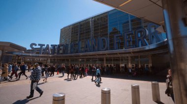 Manhattan 'daki Staten Island Feribot Terminali New York - New York Şehri, Birleşik Devletler - 2 Nisan 2017