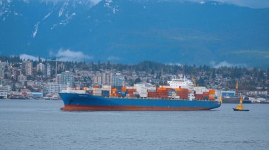 Vancouver Limanı 'ndaki büyük konteyner gemisi - VANCOUver Şehri, Kanada - 12 Nisan 2017