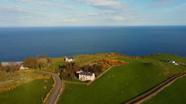 Kuzey İrlanda 'daki Torre Head' deki güzel Causeway Sahili - İHA 'nın hava manzarası