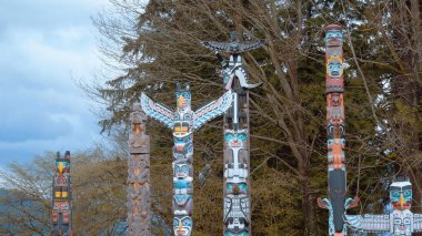 Stanley Park Vancouver 'da Etkileyici Totem Polonyalıları - VANCOUver Şehri, Kanada - 12 Nisan 2017