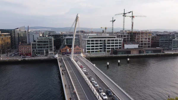 Samuel Beckett Köprüsü Dublin 'deki Liffey Nehri üzerinde - İHA' dan hava görüntüsü