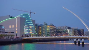 Samuel Beckett Köprüsü ve Dublin Kongre Merkezi - Akşam Görüşü - DUBLIN, IRELAND - 20 Nisan 2022