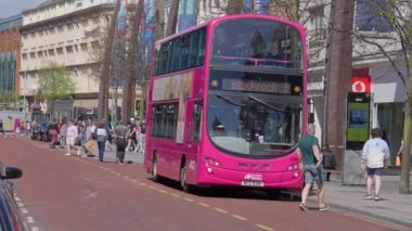 Belfast 'ta toplu taşıma - BELFAST, BİRLİK KINGDOM - 25 Nisan 2022