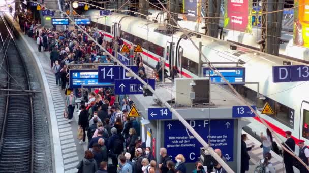 非常に混雑したハンブルク中央駅 主要鉄道駅 ハンブルク市 2022年5月14日 — ストック動画