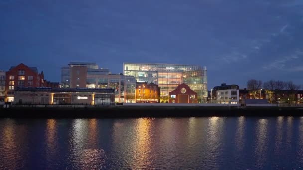 Beautiful Dublin River Liffey Night City Dublin Ireland April 2022 — Vídeo de Stock