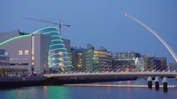 Puente Samuel Beckett Centro Convenciones Dublín Vista Nocturna Ciudad Dublín — Vídeo de stock