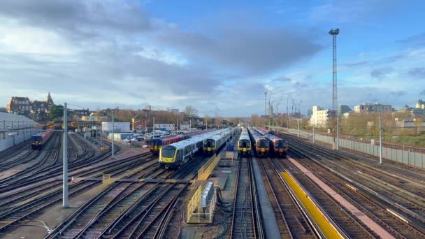 Järnvägsspår Hatt Clapham Junction Järnvägsstation London Förenade Kungariket December 2022 — Stockvideo