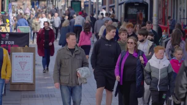 Gedrängte Fußgängerzone Zeitlupe Belfast Vereinigtes Königreich April 2022 — Stockvideo